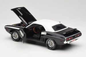 Dodge Challenger R/T Schwarz & Weiß ERTL 1:18 36549 Druckguss — Bild 5 von 8