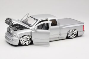 Dodge Ram Tuned Silber Jada 1:18 63162-SM Druckguss — Bild 2 von 8