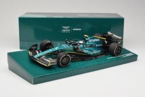 Aston Martin AMR22 #5 S. Vettel Last Race Abu Dhabi GP 2022 Minichamps 1:18 147222205 Resin — Bild 7 von 7