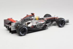 McLaren MP4-25 Mercedes #2 L. Hamilton Showcar 2010 Minichamps 1:18 110100006-R1 Druckguss — Bild 2 von 6