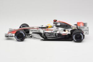 McLaren MP4-25 Mercedes #2 L. Hamilton Showcar 2010 Minichamps 1:18 110100006-R1 Druckguss — Bild 3 von 6