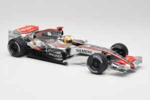 McLaren MP4-25 Mercedes #2 L. Hamilton Showcar 2010 Minichamps 1:18 110100006-R1 Druckguss — Bild 4 von 6
