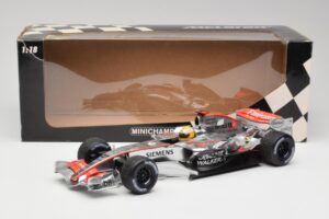 McLaren MP4-25 Mercedes #2 L. Hamilton Showcar 2010 Minichamps 1:18 110100006-R1 Druckguss — Bild 6 von 6