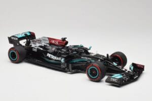 Mercedes AMG W12 Petronas #44 L. Hamilton Spanish GP 100th Pole 2021 Minichamps 1:18 110210444 Resin — Bild 4 von 7