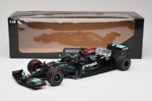Mercedes AMG W12 Petronas #44 L. Hamilton Spanish GP 100th Pole 2021 Minichamps 1:18 110210444 Resin — Bild 7 von 7