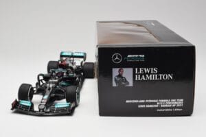 Mercedes AMG W12 #44 L. Hamilton Bahrain GP 2021 Minichamps 1:18 110210144 Druckguss — Bild 7 von 7