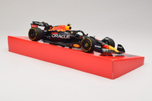 Red Bull Racing RB18 #1 M. Verstappen Oracle Winner Dutch GP 2022 Minichamps 1:18 113223501 Druckguss — Bild 4 von 7
