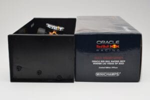 Oracle Red Bull Racing RB19 #33 M. Verstappen Las Vegas GP Winner 2023 Minichamps 1:18 110232201 Resin — Bild 6 von 7