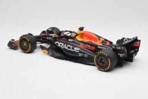 Oracle Red Bull Racing RB19 #1 M. Verstappen Winner Abu Dhabi GP 2023 Minichamps 1:18 110232301 Druckguss — Bild 5 von 7