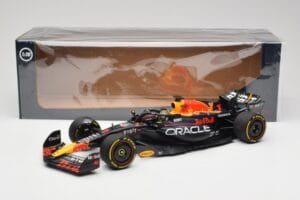 Oracle Red Bull Racing RB19 #1 M. Verstappen Winner Abu Dhabi GP 2023 Minichamps 1:18 110232301 Druckguss — Bild 7 von 7