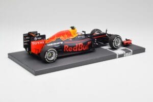 Red Bull RB12 #33 M. Verstappen Spain GP Winner 2016 Minichamps 1:18 117160333 Druckguss — Bild 3 von 7