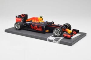 Red Bull RB12 #33 M. Verstappen Spain GP Winner 2016 Minichamps 1:18 117160333 Druckguss — Bild 4 von 7