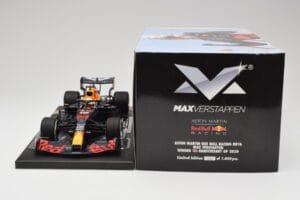 Red Bull RB16 #33 M. Verstappen Red Bull Racing 70th Anniversary GP Winner 2020 Minichamps 1:18 113200533-M1 Resin — Bild 6 von 7