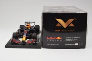 Red Bull RB16B #33 M. Verstappen Abu Dhabi GP 2021 Winner Missing Figurine & Pitboard Minichamps 1:18 113212333 Resin — Bild 6 von 7