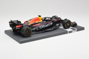 Red Bull RB18 #1 M. Verstappen Japan GP Winner No Figure 2022 Minichamps 1:18 113221801B Druckguss — Bild 3 von 7