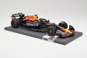 Red Bull RB18 #1 M. Verstappen Japan GP Winner No Figure 2022 Minichamps 1:18 113221801B Druckguss — Bild 4 von 7