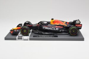 Red Bull RB18 #1 M. Verstappen Japan GP Winner No Figure 2022 Minichamps 1:18 113221801B Druckguss