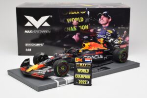 Red Bull RB18 #1 M. Verstappen Japan GP Winner No Figure & Pitboard 2022 Minichamps 1:18 113221801FB Druckguss — Bild 6 von 7