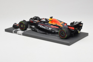 Red Bull Racing RB18 #1 M. Verstappen Japan GP Winner 2022 Minichamps 1:18 113221801FB-R1 Druckguss — Bild 5 von 8