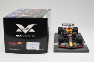 Red Bull Racing RB18 #1 M. Verstappen Japan GP Winner 2022 Minichamps 1:18 113221801FB-R1 Druckguss — Bild 6 von 8