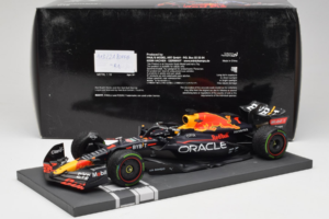 Red Bull Racing RB18 #1 M. Verstappen Japan GP Winner 2022 Minichamps 1:18 113221801FB-R1 Druckguss — Bild 7 von 8