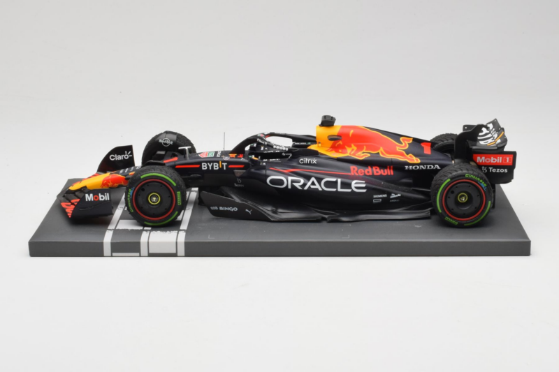 Red Bull Racing RB18 #1 M. Verstappen Japan GP Winner 2022 Minichamps 1:18 113221801FB-R1 Druckguss