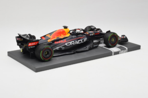 Red Bull Racing RB18 #1 M. Verstappen Japan GP Winner 2022 Minichamps 1:18 113221801FB-R1 Druckguss — Bild 3 von 8