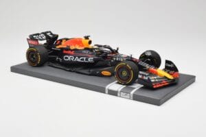 Red Bull RB18 Oracle #1 M. Verstappen Abu Dhabi GP 2022 Winner Minichamps 1:18 113222201 Resin — Bild 4 von 7