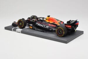 Red Bull RB18 Oracle #1 M. Verstappen Abu Dhabi GP 2022 Winner Minichamps 1:18 113222201 Resin — Bild 5 von 7