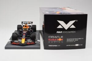 Red Bull RB18 Oracle #1 M. Verstappen Abu Dhabi GP 2022 Winner Minichamps 1:18 113222201 Resin — Bild 6 von 7