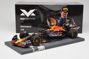 Red Bull RB18 Oracle #1 M. Verstappen Abu Dhabi GP 2022 Winner Minichamps 1:18 113222201 Resin — Bild 7 von 7