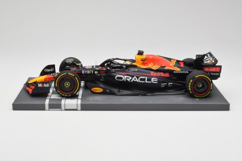 Red Bull RB18 Oracle #1 M. Verstappen Abu Dhabi GP 2022 Winner Minichamps 1:18 113222201 Resin