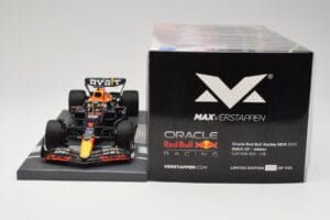 Red Bull RB18 Oracle #1 M. Verstappen Dutch GP 2022 Winner Minichamps 1:18 113221501 Resin — Bild 6 von 7