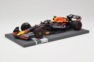 Red Bull RB18 Oracle #1 M. Verstappen Italian GP 2022 Winner Minichamps 1:18 113221601 Resin — Bild 2 von 7
