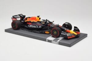 Red Bull RB18 Oracle #1 M. Verstappen Italian GP 2022 Winner Minichamps 1:18 113221601 Resin — Bild 4 von 7