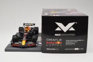 Red Bull RB18 Oracle #1 M. Verstappen Japanese GP 2022 World Champion Minichamps 1:18 113221801 Resin — Bild 6 von 7