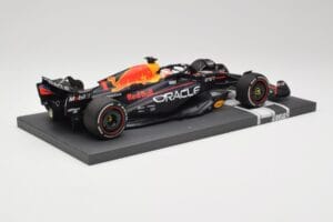 Red Bull RB19 Oracle #1 M. Verstappen Bahrain GP 2023 Winner Minichamps 1:18 113230201 Resin — Bild 3 von 7