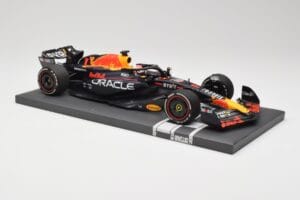 Red Bull RB19 Oracle #1 M. Verstappen Bahrain GP 2023 Winner Minichamps 1:18 113230201 Resin — Bild 4 von 7
