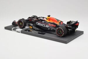 Red Bull RB19 Oracle #1 M. Verstappen Bahrain GP 2023 Winner Minichamps 1:18 113230201 Resin — Bild 5 von 7