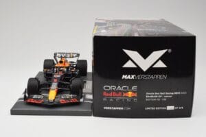 Red Bull RB19 Oracle #1 M. Verstappen Bahrain GP 2023 Winner Minichamps 1:18 113230201 Resin — Bild 6 von 7
