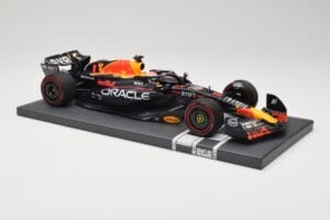 Red Bull RB19 Oracle #1 M. Verstappen British GP 2023 Winner Minichamps 1:18 113231101 Resin — Bild 4 von 7
