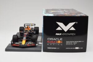 Red Bull RB19 Oracle #1 M. Verstappen British GP 2023 Winner Minichamps 1:18 113231101 Resin — Bild 6 von 7