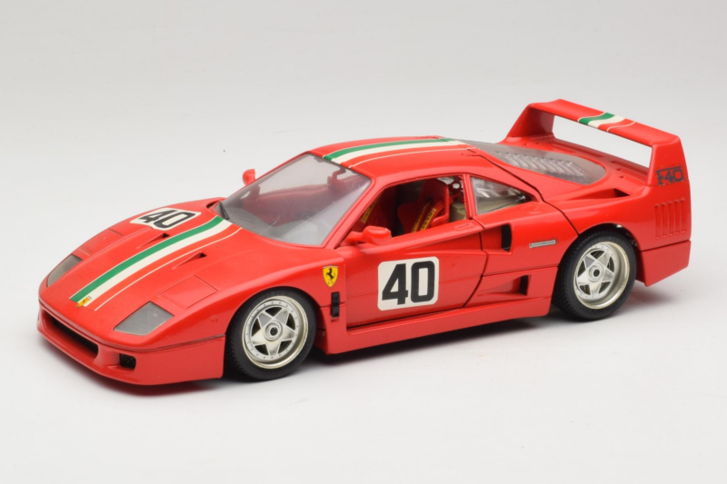 Ferrari F40 #40 Rot mit Italienischer Flagge Bburago 1:18 3032-P1 Druckguss
