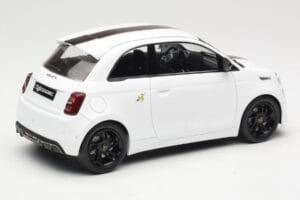Abarth 500e Weiß IXO 1:18 MCG18497 Druckguss — Bild 2 von 6