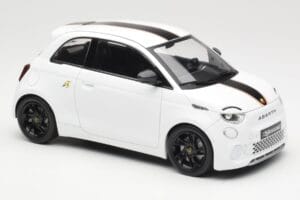 Abarth 500e Weiß IXO 1:18 MCG18497 Druckguss — Bild 4 von 6
