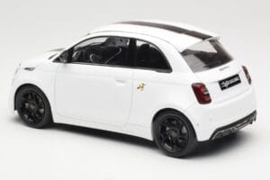 Abarth 500e Weiß IXO 1:18 MCG18497 Druckguss — Bild 5 von 6