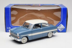 Ford Taunus 12M P2 Blau Streifen Revell 1:18 08880-M1 Druckguss — Bild 8 von 8