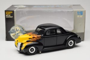 Ford Deluxe Hot Rod Schwarz Universal Hobbies 1:18 6002 Druckguss — Bild 8 von 8