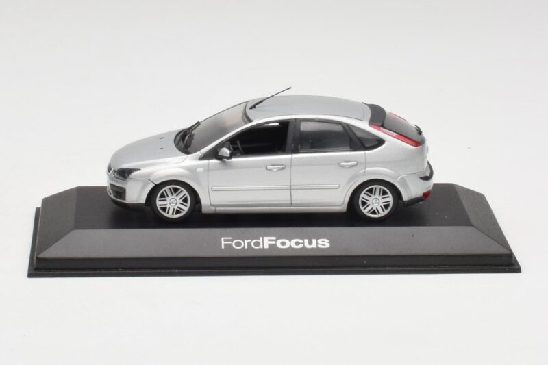 Ford Focus Mk2 Moondust Silber Minichamps 1:43 FOCUS002 Druckguss