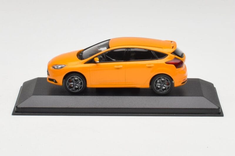 Ford Focus ST Mk3 Tangerine Scream Minichamps 1:43 FOCUS001 Druckguss